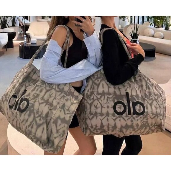 ALO Yoga Handbags - ALO YOGA Shopper Tote (2)